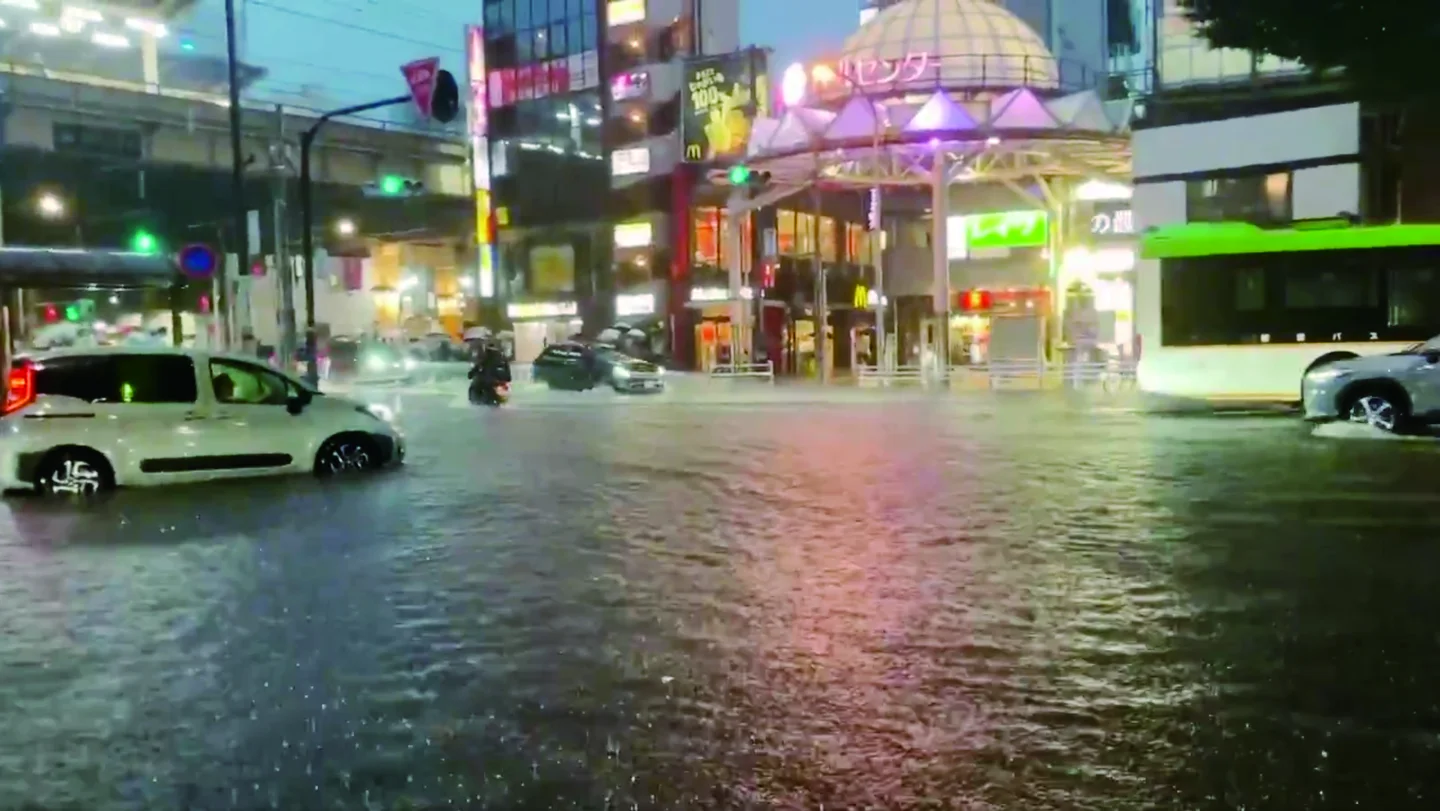 冠水した道路を車両が通行している様子