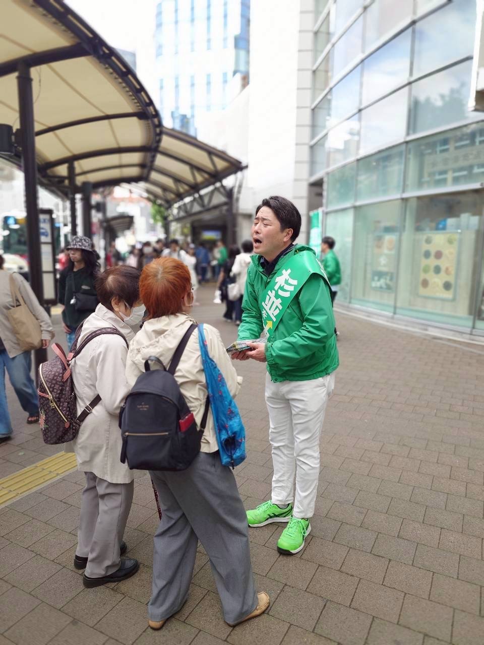 街頭で区民の声を聞く大和田伸
