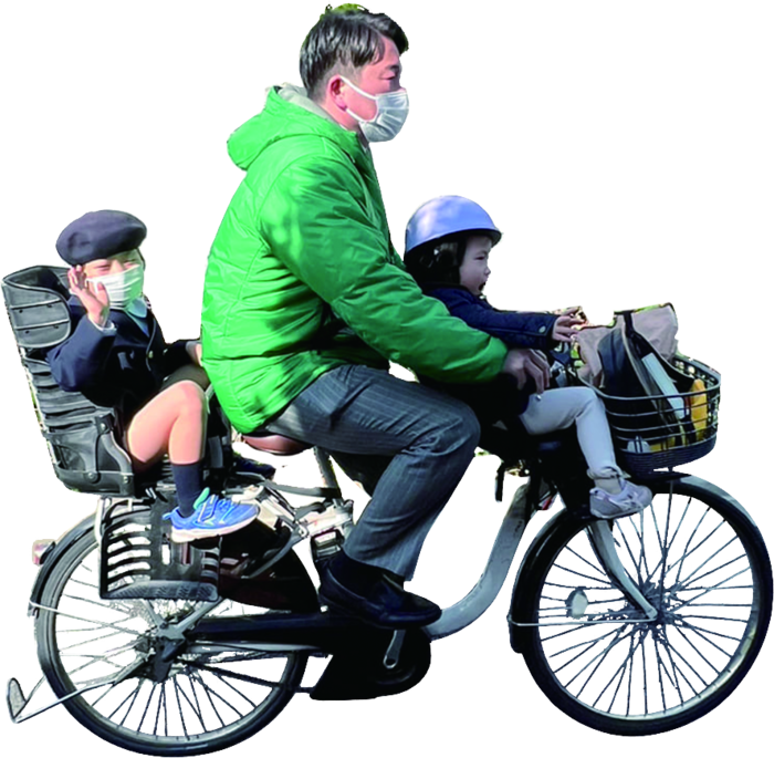 子供を乗せて自転車に乗る大和田伸
