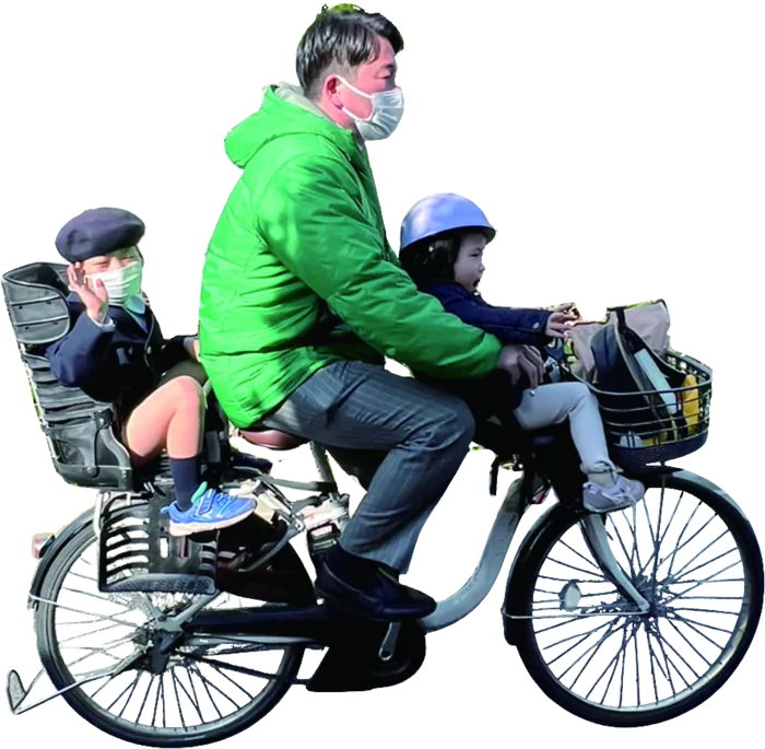 子供を乗せて自転車に乗る大和田伸