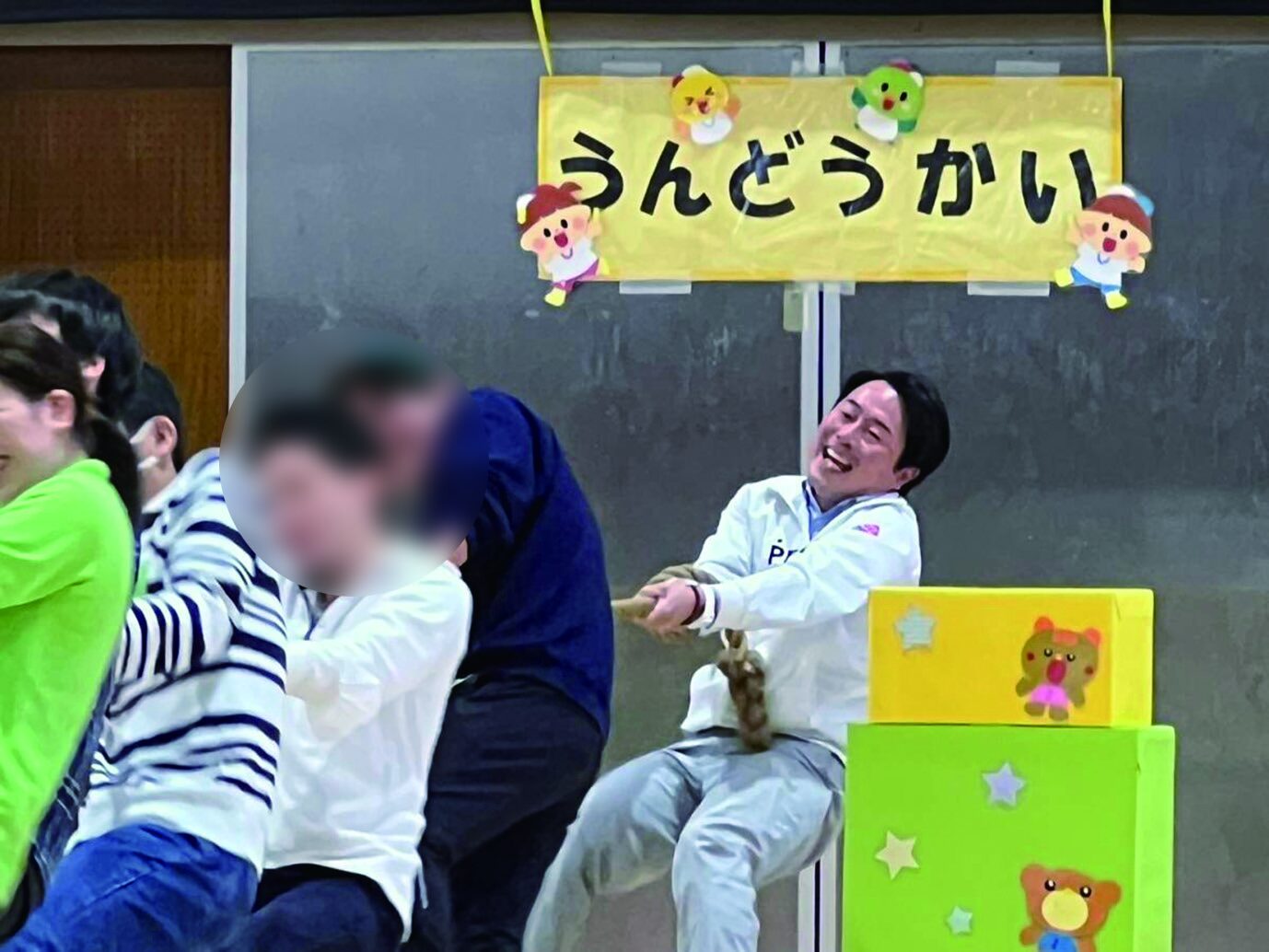 運動会で綱引きに参加する大和田伸